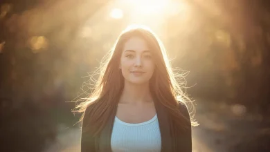 Persona tranquila caminando con confianza bajo luz suave, representando autoconcepto positivo y seguridad interior.